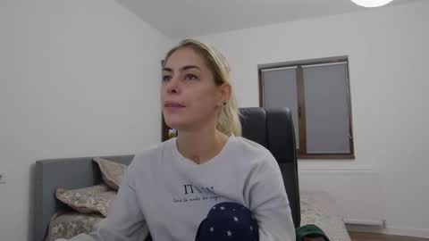 Snapshot of blonde4pasion chatting on December 5, 5:04 am blonde4pasion online show from December 5, 5:04 am