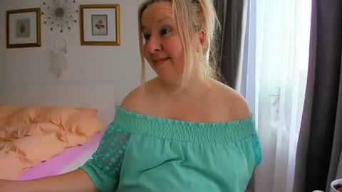 Nicole online show from February 8, 7:23 am