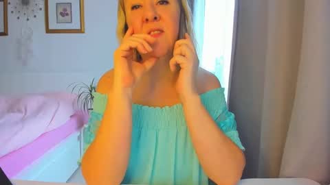 Snapshot of blonde_angel20 chatting on January 15, 9:35 am Nicole online show from January 15, 9:35 am