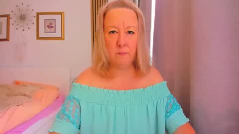 Snapshot of blonde_angel20 chatting on February 24, 10:02 am Nicole online show from February 24, 10:02 am