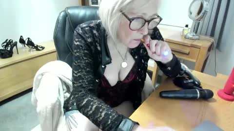 blondiebifem online show from January 10, 6:23 pm