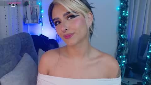 blue_kittenn online show from December 18, 5:12 am