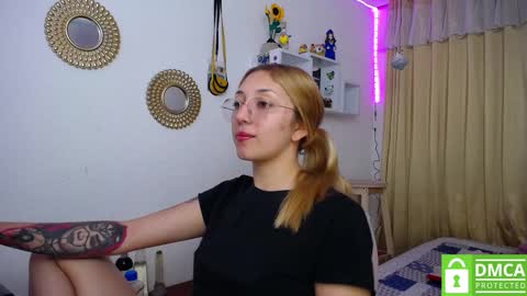 Snapshot of bonny_clyde_xx_ chatting on February 21, 7:33 am Soffy Brooks Independent model online show from February 21, 7:33 am