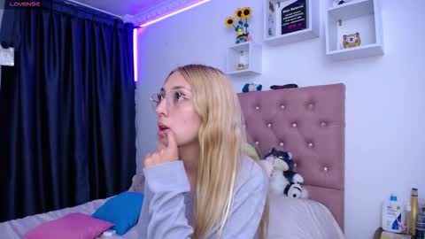 Snapshot of bonny_clyde_xx_ chatting on October 12, 7:00 am Soffy Brooks Independent model online show from October 12, 7:00 am