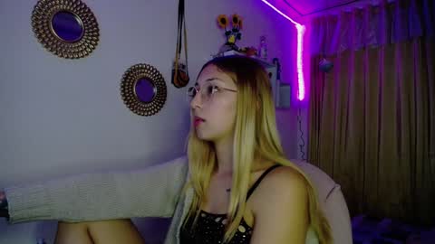 Snapshot of bonny_clyde_xx_ chatting on December 11, 5:32 am Soffy Brooks Independent model online show from December 11, 5:32 am