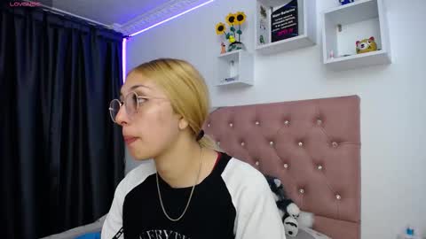 Snapshot of bonny_clyde_xx_ chatting on September 27, 7:37 am Soffy Brooks Independent model online show from September 27, 7:37 am