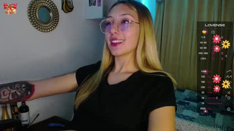 Snapshot of bonny_clyde_xx_ chatting on December 4, 4:32 am Soffy Brooks Independent model online show from December 4, 4:32 am