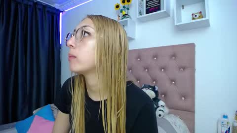 Snapshot of bonny_clyde_xx_ chatting on October 6, 4:18 am Soffy Brooks Independent model online show from October 6, 4:18 am