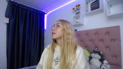 Snapshot of bonny_clyde_xx_ chatting on October 9, 6:50 am Soffy Brooks Independent model online show from October 9, 6:50 am