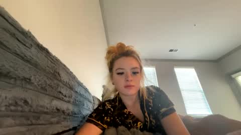 Snapshot of breezybabyy00 chatting on October 9, 8:02 pm breezybabyy00 online show from October 9, 8:02 pm