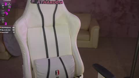 Diamonds Girls online show from April 17, 9:50 pm