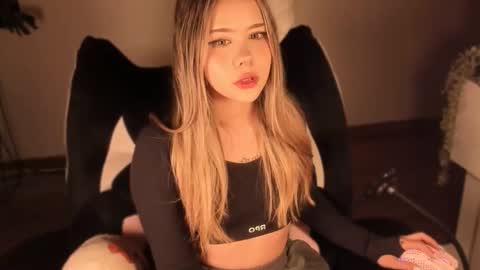 Nat  Independent model  Please help me to reach 200 thumbs up online show from March 4, 4:19 am