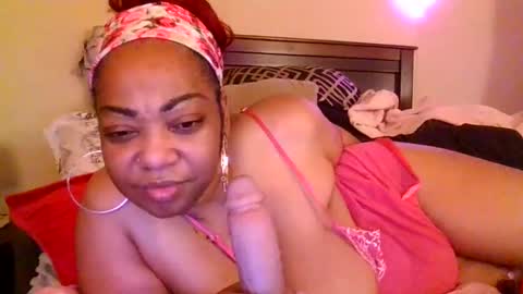 Snapshot of brownroundrenee chatting on February 20, 10:04 pm brownroundrenee online show from February 20, 10:04 pm