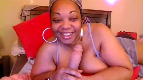 Snapshot of brownroundrenee chatting on March 7, 10:56 am brownroundrenee online show from March 7, 10:56 am