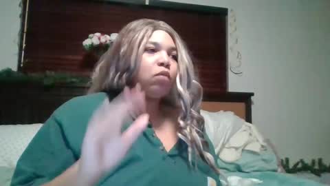 Snapshot of brownsugar0910 chatting on December 25, 12:27 am EtherealLilac online show from December 25, 12:27 am