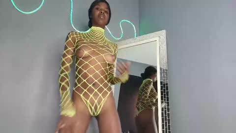 Snapshot of camilaasaenz_ chatting on September 30, 8:24 pm C A M I L A online show from September 30, 8:24 pm