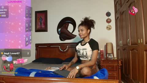 Snapshot of carameloo_06 chatting on December 30, 12:43 am carolina online show from December 30, 12:43 am