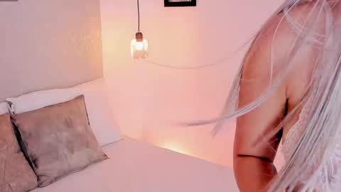 Carolain online show from November 15, 3:35 pm