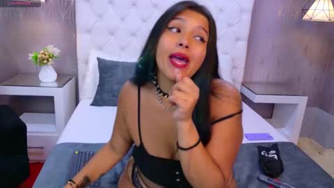 Snapshot of carolinnetaylor chatting on October 8, 11:58 am CarolinneTaylor online show from October 8, 11:58 am