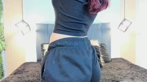 Snapshot of cassie_bloom chatting on March 8, 7:18 pm cassie_bloom online show from March 8, 7:18 pm