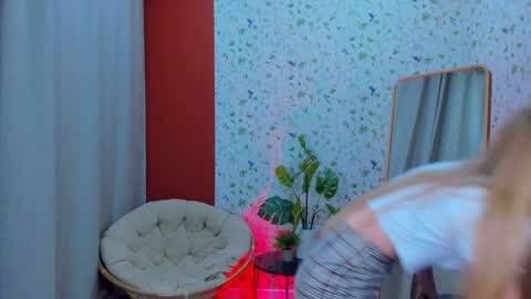 Snapshot of cassie_palmer chatting on January 26, 6:38 am Hello my name is Cassie and my friend Nilo is also here online show from January 26, 6:38 am