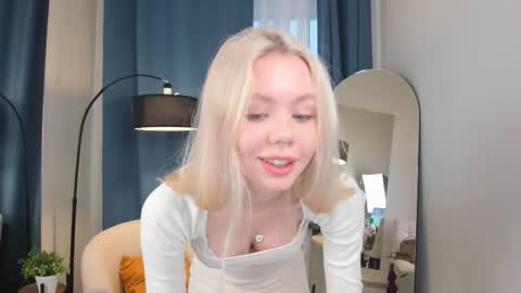 Snapshot of cassie_palmer chatting on September 20, 6:45 am Hello my name is Cassie and my friend Nilo is also here online show from September 20, 6:45 am