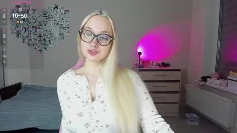 Snapshot of cassie_rosss chatting on January 14, 12:00 am Cassie Rosss online show from January 14, 12:00 am