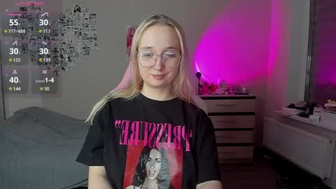 Snapshot of cassie_rosss chatting on December 20, 1:25 am Cassie Rosss online show from December 20, 1:25 am