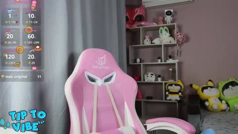 Snapshot of cassiejuice chatting on December 6, 7:11 pm Cassie online show from December 6, 7:11 pm