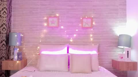 CatalinnaThompson online show from March 1, 12:01 pm