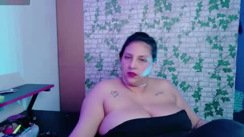 Snapshot of catboobs_ chatting on October 16, 7:11 am Mia online show from October 16, 7:11 am