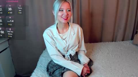 Mia online show from March 7, 11:39 am