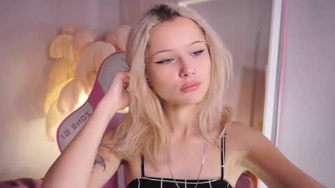 Snapshot of celeste_eyes0n chatting on October 18, 9:16 pm Celeste online show from October 18, 9:16 pm