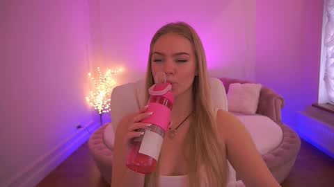 celestenoirr online show from December 19, 8:39 am