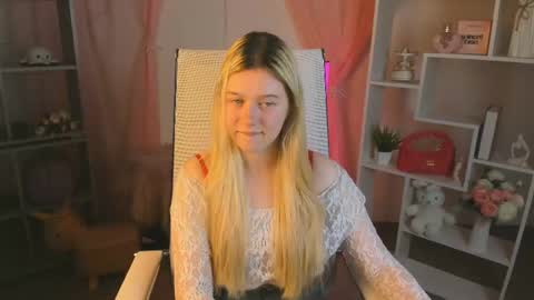 your cute kitty online show from April 15, 7:03 pm