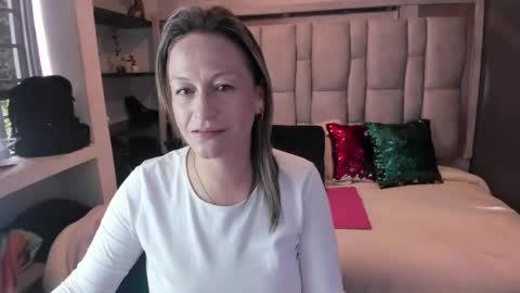Snapshot of charlot_milf chatting on October 4, 12:22 pm Charlot milf online show from October 4, 12:22 pm