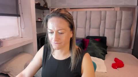 Snapshot of charlot_milf chatting on October 11, 12:41 pm Charlot milf online show from October 11, 12:41 pm