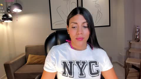 Snapshot of charlottecox_ chatting on December 5, 11:05 am Charlotte online show from December 5, 11:05 am