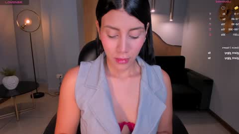 Snapshot of charlottecox_ chatting on January 11, 10:40 am Charlotte online show from January 11, 10:40 am