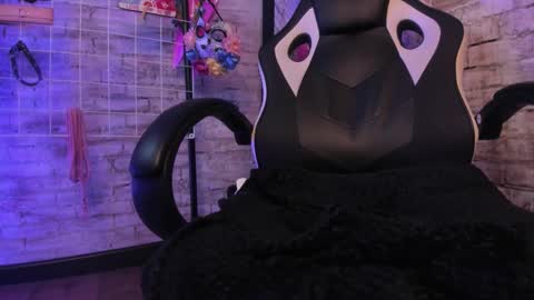     online show from November 10, 12:33 pm