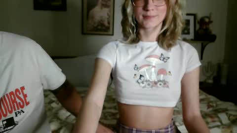 chloe and dic online show from February 27, 4:41 am