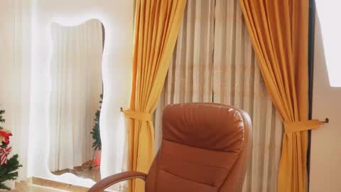 Chloe online show from December 22, 12:30 pm