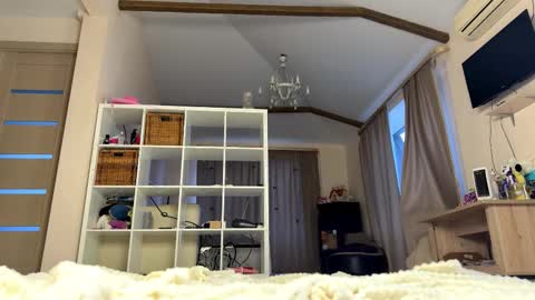 hloe online show from March 15, 3:25 pm