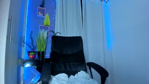 Snapshot of chloe_sweet7 chatting on December 19, 5:29 am Chloe Miller online show from December 19, 5:29 am