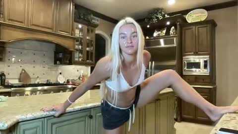 Chloe Babe online show from April 18, 6:16 am