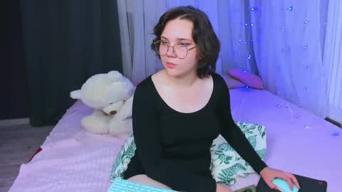 Snapshot of cinemagirl chatting on September 21, 12:37 pm Lily online show from September 21, 12:37 pm