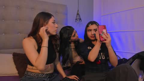 Snapshot of cintya_kors chatting on December 20, 3:25 am Cintya online show from December 20, 3:25 am