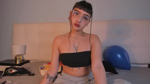 Snapshot of cintya_kors chatting on December 2, 8:20 pm Cintya online show from December 2, 8:20 pm