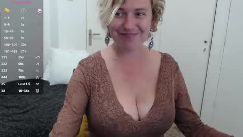 Snapshot of clittytastic chatting on October 6, 1:50 pm Syl online show from October 6, 1:50 pm
