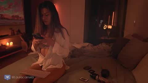 Laura online show from October 19, 11:29 pm